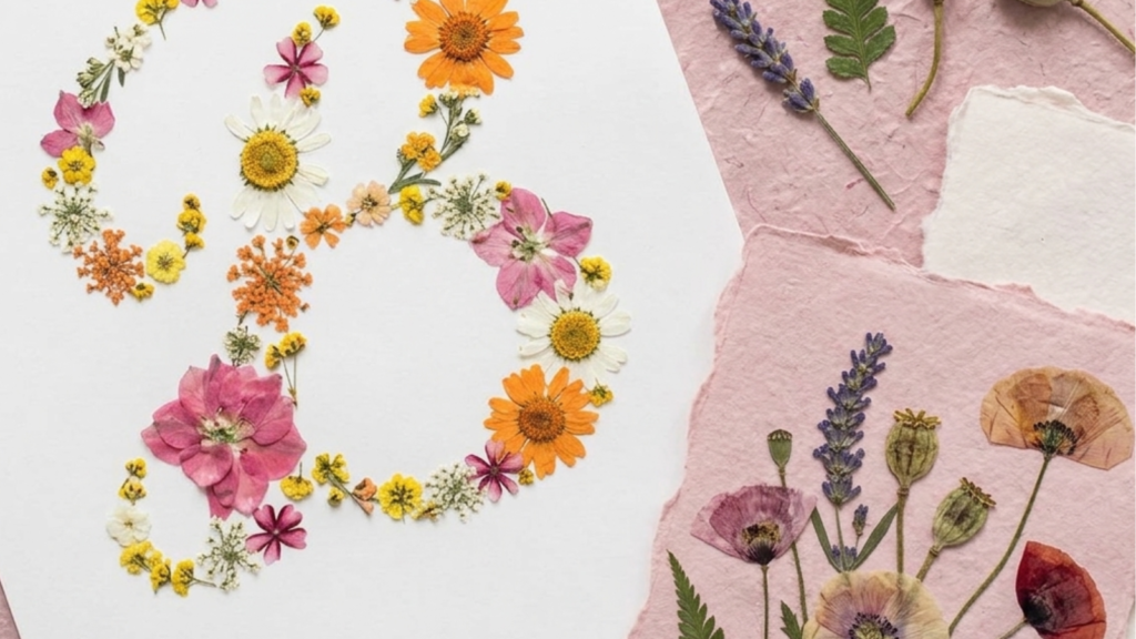 Composición de flores prensadas sobre papel en taller creativo de DAL The Floral Agency en Barcelona.